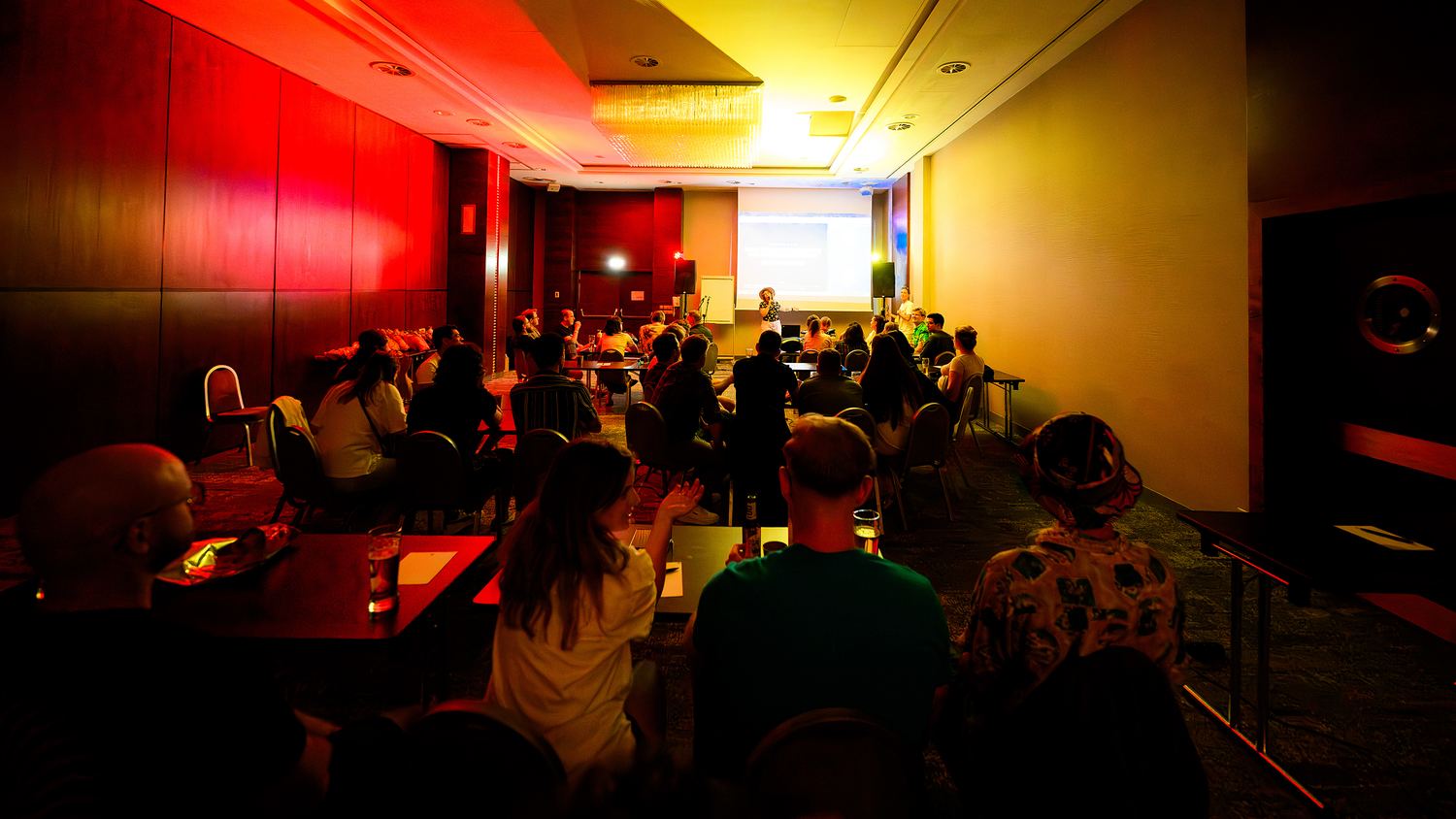 Sala podczas Music Quiz — publiczność, ekran z rankingiem i światła